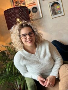 Martina_MomToBe_profile Martina MomToBe doula sjedi prekriženih nogu